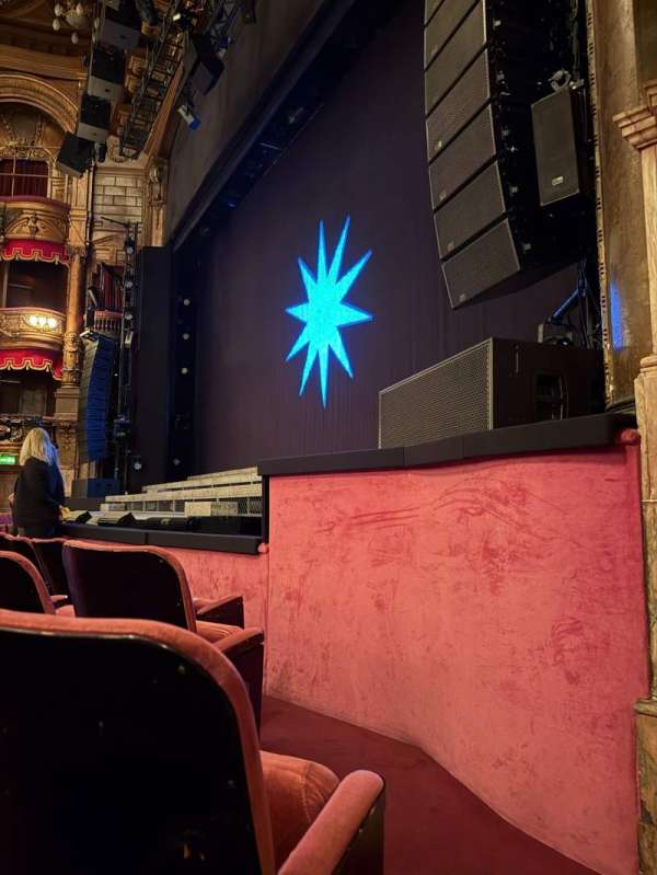 The London Palladium, bloc: Stalls, rangée: D, place: 1
