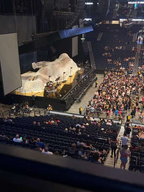 Bridgestone Arena, bloc: 215, rangée: D, place: 14