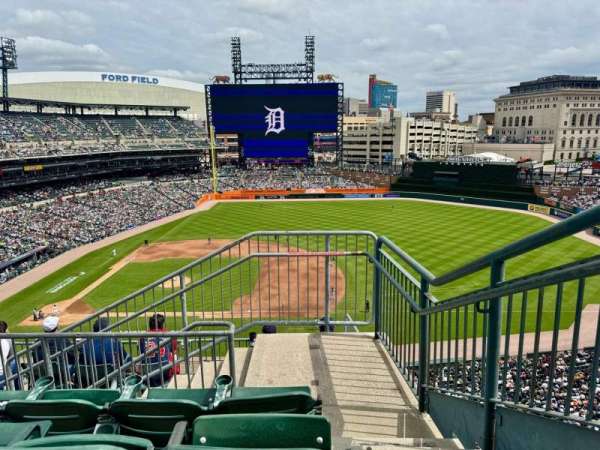 Comerica Park, bloc: 321, rangée: 4, place: 1
