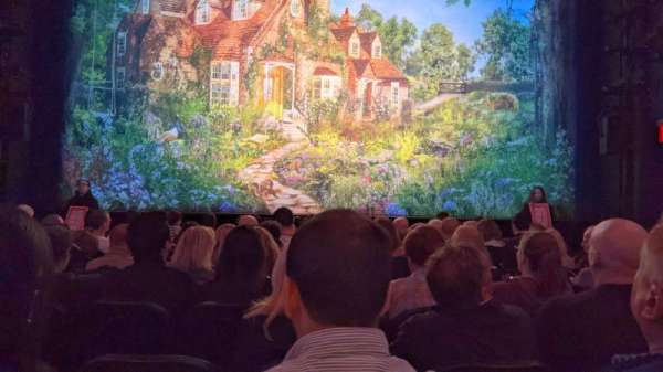 Hayes Theater, bloc: Orchestra C, rangée: J, place: 106