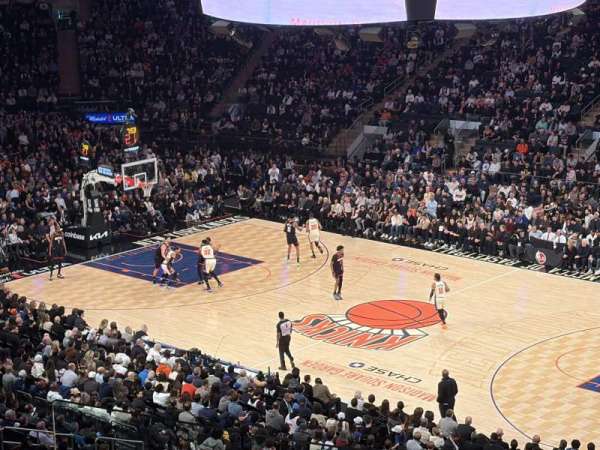Madison Square Garden, bloc: 214, rangée: 4, place: 3