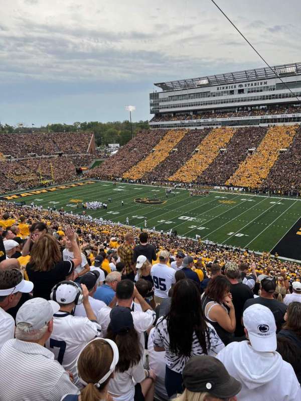 Kinnick Stadium, bloc: 101, rangée: 77