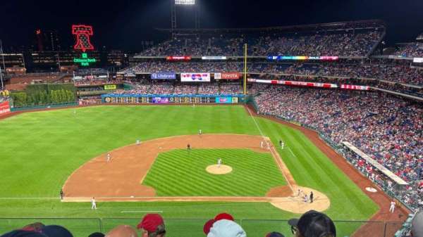 Citizens Bank Park, bloc: 325, rangée: 4, place: 16
