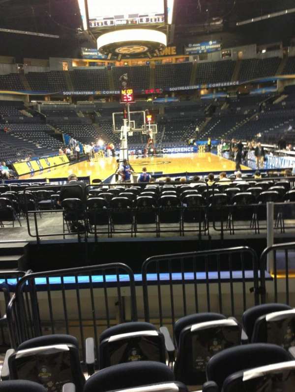Bridgestone Arena, bloc: 101, rangée: EE, place: 8