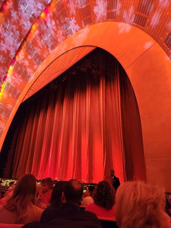 Radio City Music Hall, bloc: Orchestra 2, rangée: JJ, place: 205