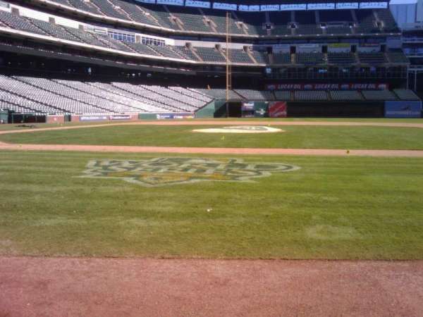 Globe Life Park in Arlington, bloc: Home Dugout