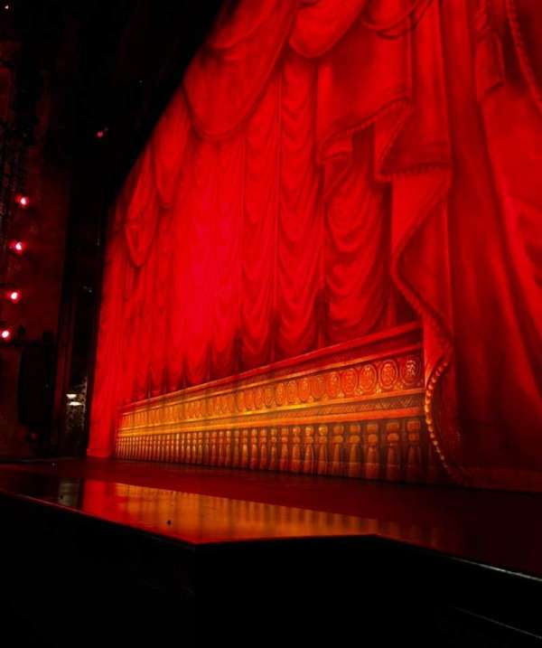 August Wilson Theatre, bloc: Orchestra R, rangée: A, place: 8