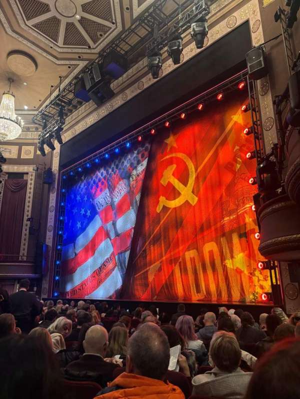 Imperial Theatre, bloc: Orchestra R, rangée: J, place: 22