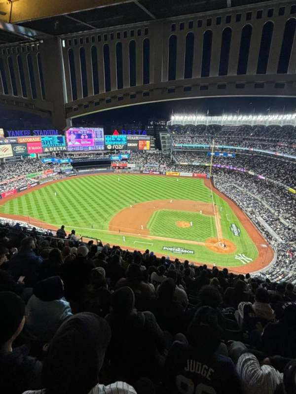 Yankee Stadium, bloc: 423, rangée: 11, place: 3,4