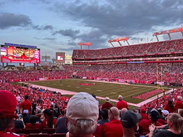 Raymond James Stadium, bloc: 218, rangée: N, place: 5