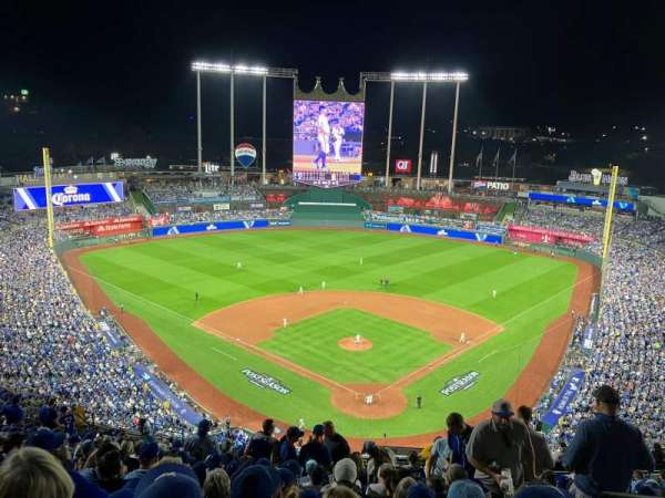Kauffman Stadium, bloc: 420, rangée: HH, place: 25