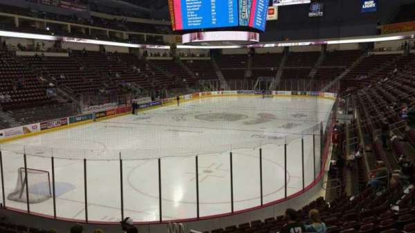 Giant Center, bloc: 102, rangée: N, place: 1