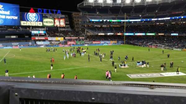 Yankee Stadium, bloc: 227B, rangée: 1, place: 5