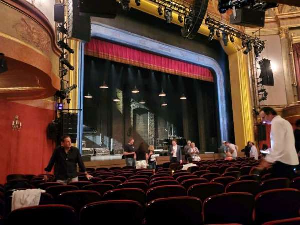 St. James Theatre, bloc: Orchestra L, rangée: M, place: 21