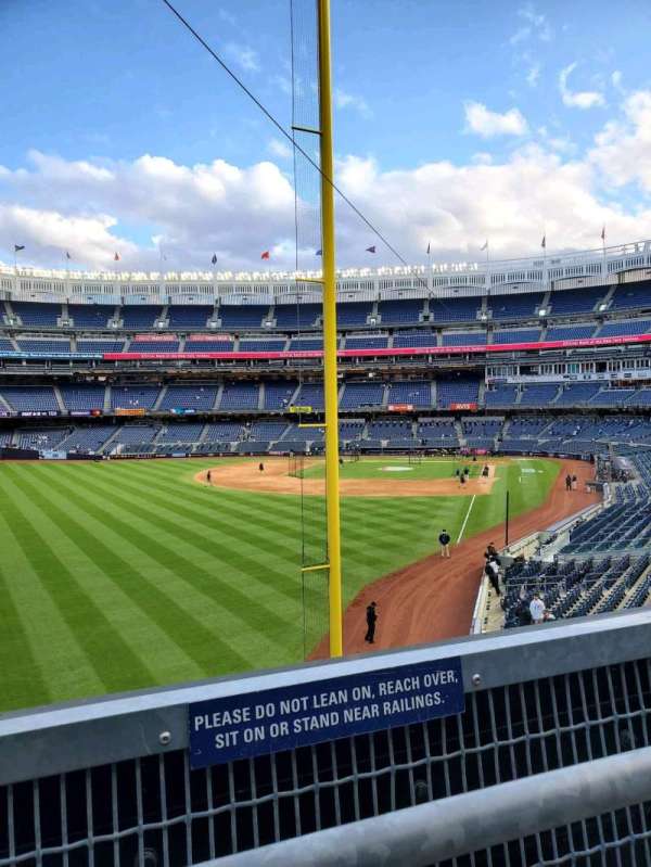 Yankee Stadium, bloc: 232B, rangée: 1, place: 13