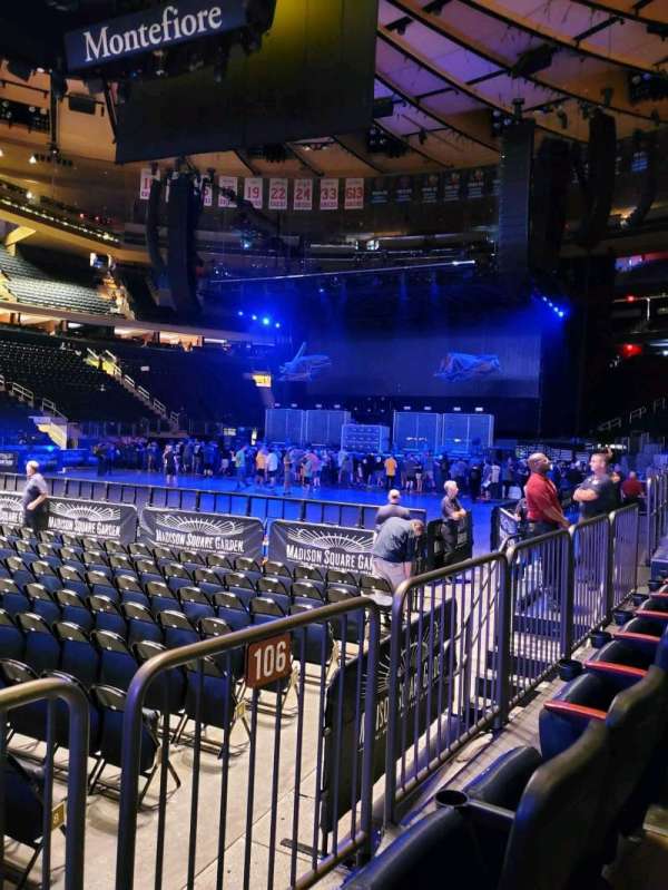 Madison Square Garden, bloc: 106, rangée: 2, place: 4