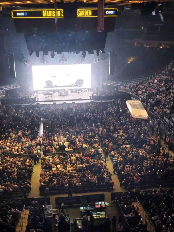 Madison Square Garden, bloc: 305, rangée: 1, place: 2