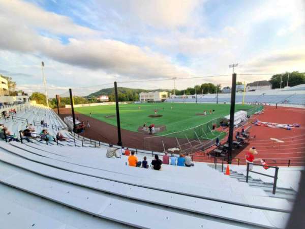 Hinchliffe Stadium, bloc: View from Concourse
