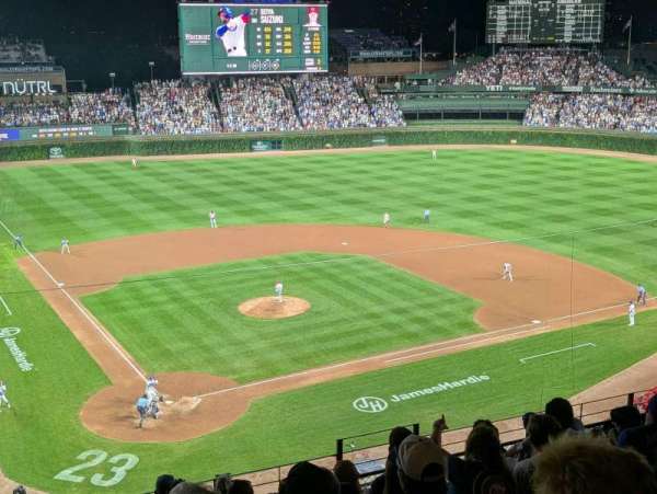 Wrigley Field, bloc: 320R, rangée: 10, place: 10