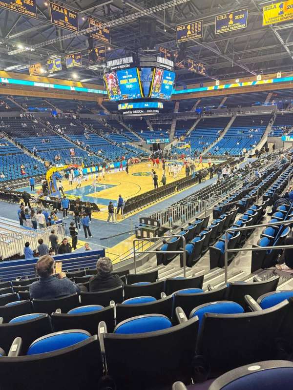 Pauley Pavilion, bloc: 119, rangée: 8, place: 7