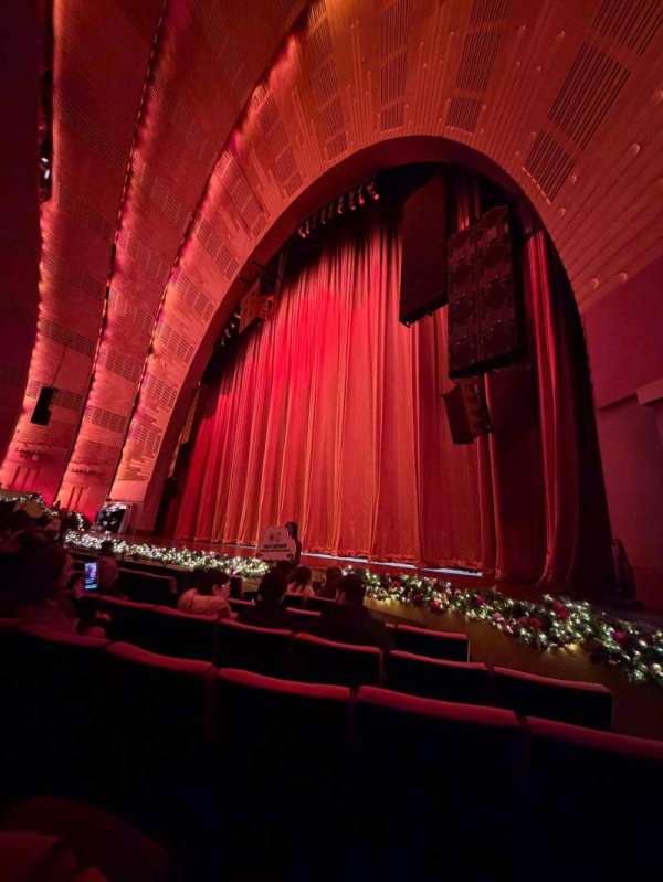 Radio City Music Hall, bloc: Orchestra 2, rangée: GG, place: 203