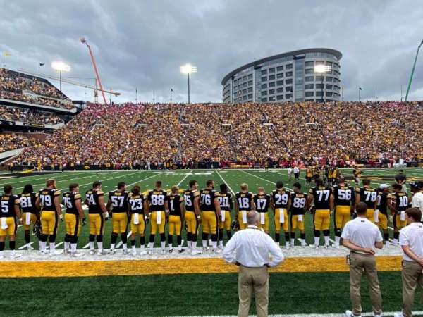 Kinnick Stadium, bloc: 128, rangée: 4, place: 12