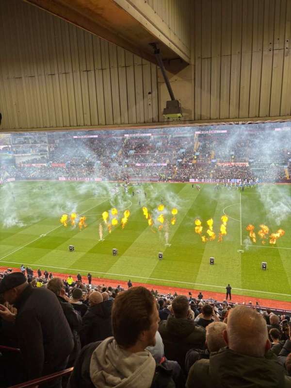 Villa Park, bloc: P9, rangée: SS, place: 71