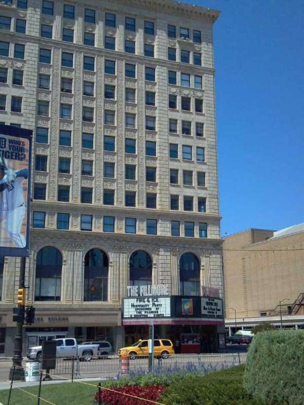 The Fillmore Detroit, bloc: Outside