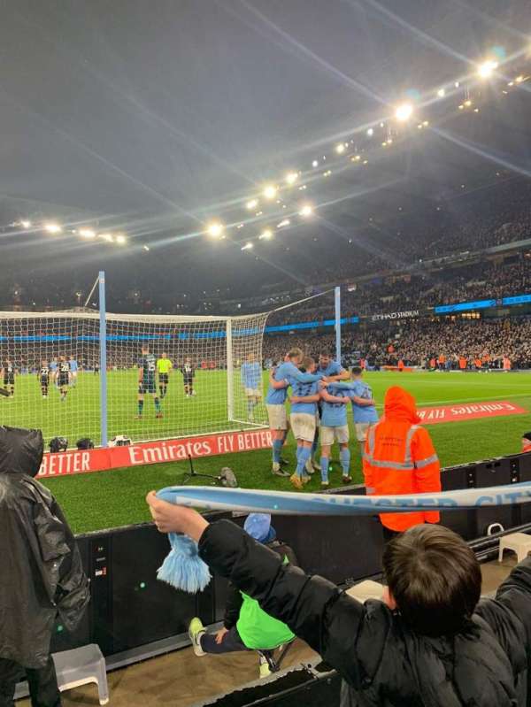 Etihad Stadium, Manchester, bloc: 037, rangée: 4, place: 1028