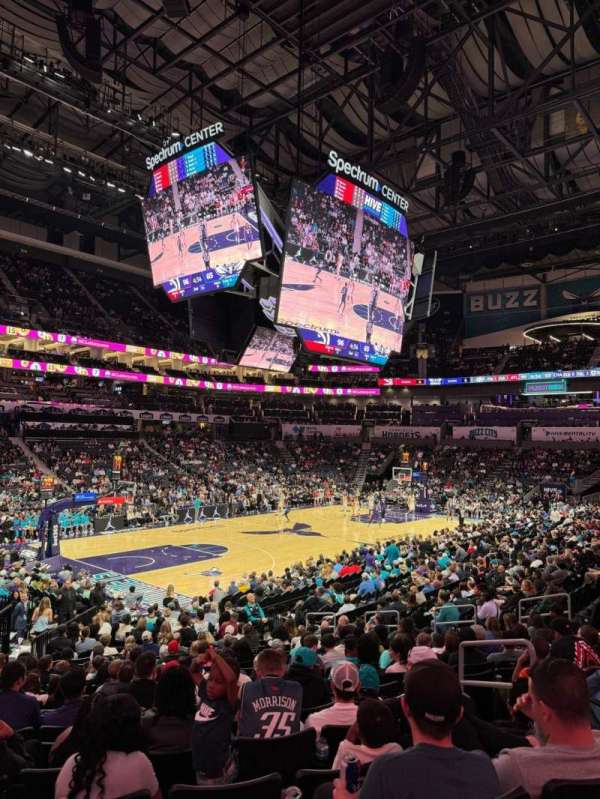 Spectrum Center, bloc: 116, rangée: R, place: 21