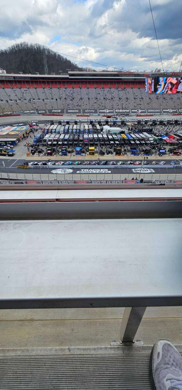 Bristol Motor Speedway, bloc: Jeff Gordon Terrece K, rangée: 27, place: 14