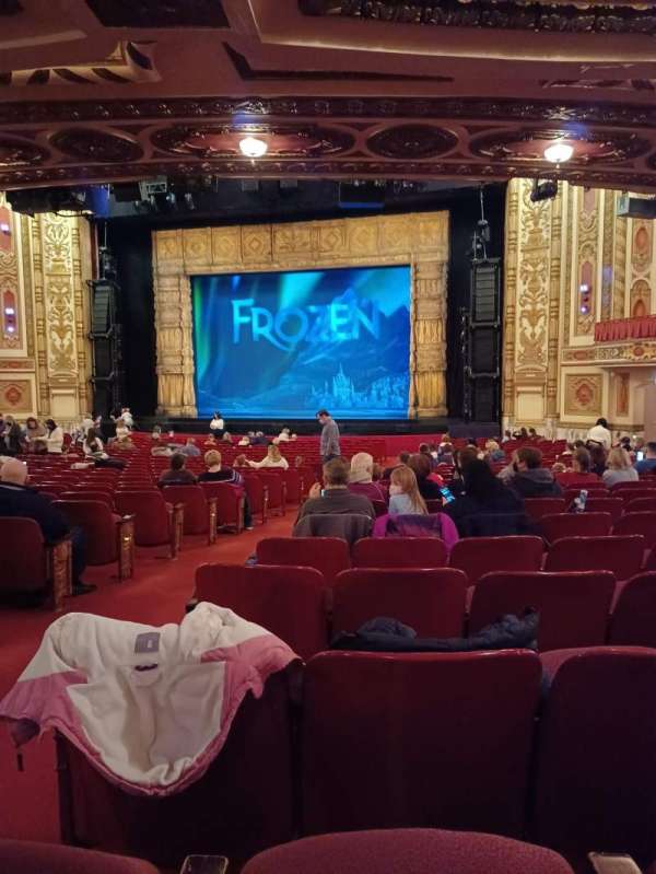 Cadillac Palace Theater, bloc: Orchestra R, rangée: X, place: 2