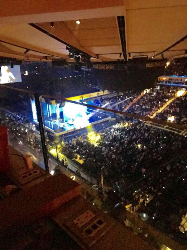 Madison Square Garden, bloc: 328, rangée: 2, place: 5