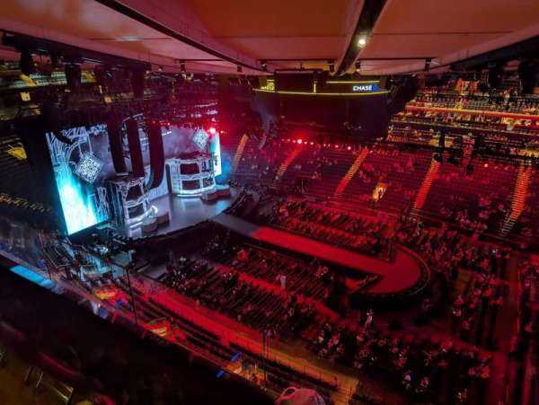 Madison Square Garden, bloc: 327, rangée: 2, place: 7
