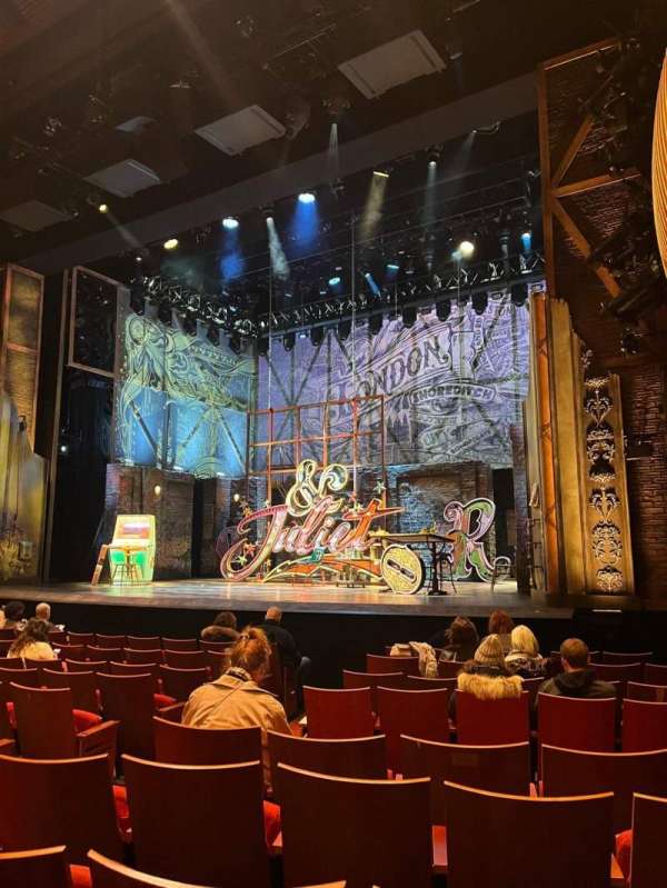 Stephen Sondheim Theatre, bloc: Orchestra R, rangée: K, place: 10
