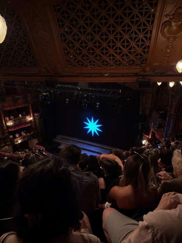 The London Palladium, bloc: Grand Circle, rangée: M, place: 7