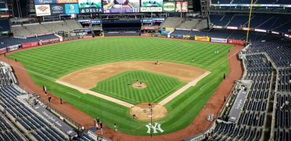Yankee Stadium, bloc: 320C, rangée: W, place: 1