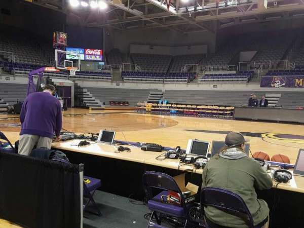 Williams Arena at Minges Coliseum, bloc: 106, rangée: 1, place: 8