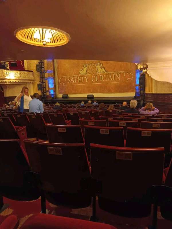 Richmond Theatre, bloc: Stalls, rangée: Q, place: 1