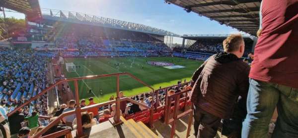 Villa Park, bloc: P1, rangée: HH, place: 271