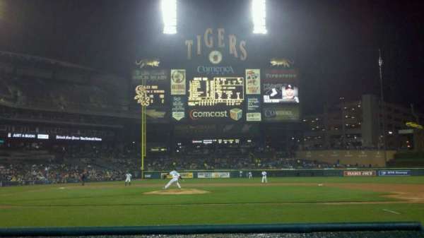 Comerica Park, bloc: 122, rangée: 1, place: 3