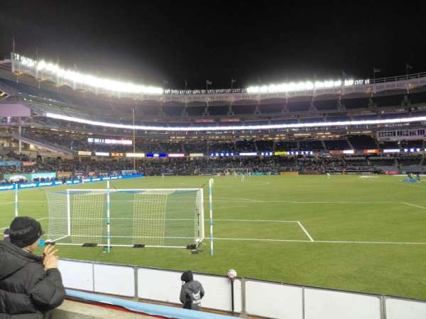 Yankee Stadium, bloc: 135, rangée: 3, place: 1