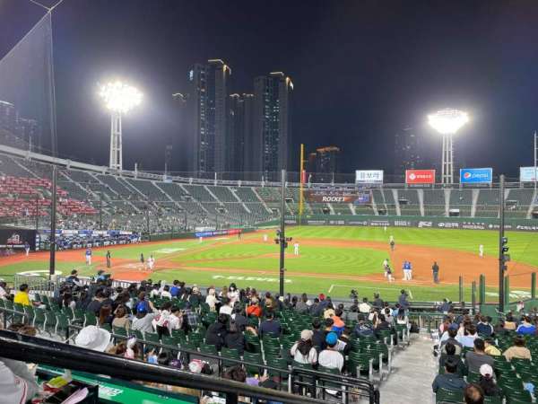 Sajik Baseball Stadium, bloc: 122, rangée: 6, place: 1