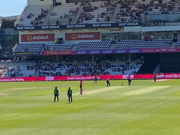Headingley Cricket Ground, bloc: KB, rangée: T, place: 400
