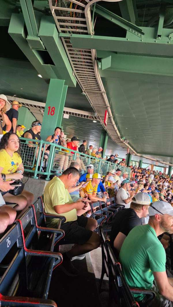 Fenway Park, bloc: Grandstand 17, rangée: 14, place: 23
