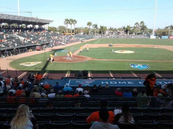 Ed Smith Stadium, bloc: 210, rangée: 8, place: 9