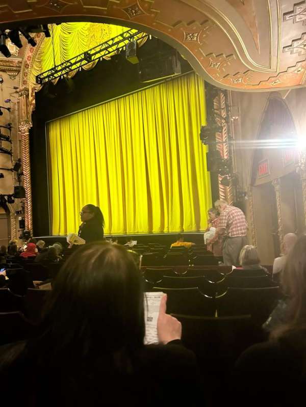John Golden Theatre, bloc: Orchestra R, rangée: M, place: 12