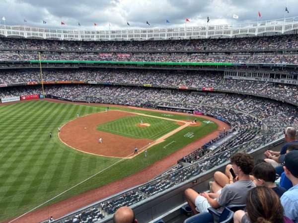 Yankee Stadium, bloc: 329, rangée: 3, place: 10