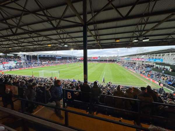 Kenilworth Road, bloc: Kenilworth Upper B, rangée: M, place: 19