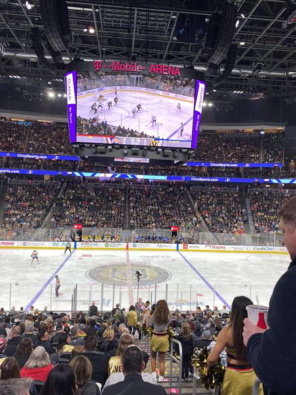 T-Mobile Arena, bloc: 15, rangée: U, place: 22